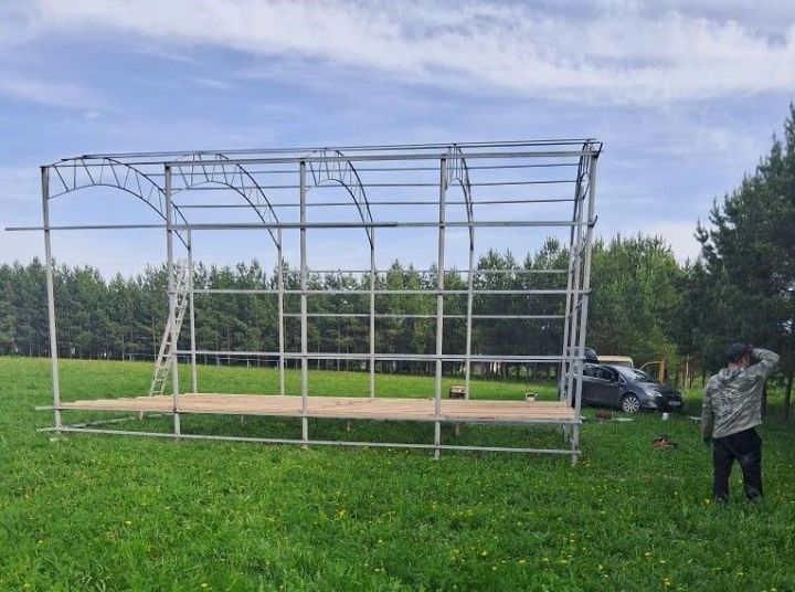 На «майдане Ильшата» в Черном Ключе установили красивые ворота