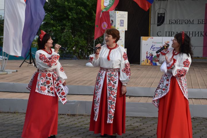 Чирмешәндә Россия көне уңаеннан оештырылган чарада төрле телләрдә җырлар яңгырады