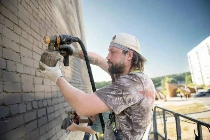 Семейное тепло на фасаде: в Челнах появится мурал от Александра Попова