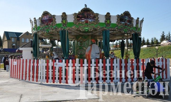 Детей на черемшанской карусели катают бесплатно