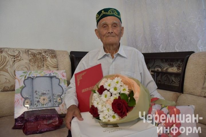 В Старом Утямыше ветерана животноводства поздравили с 90-летним юбилеем