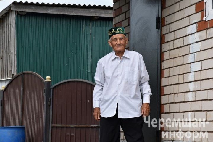 В Старом Утямыше ветерана животноводства поздравили с 90-летним юбилеем