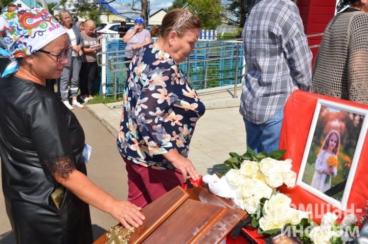 Погибшую в Нижнекамске пятилетнюю Еву похоронили в селе Новое Ильмово