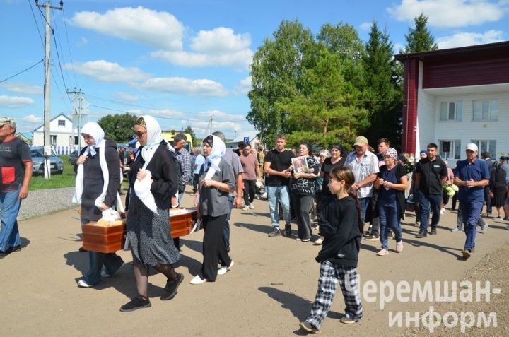 Түбән Камада һәлак булган биш яшьлек Еваны Яңа Элмәледә җирләделәр