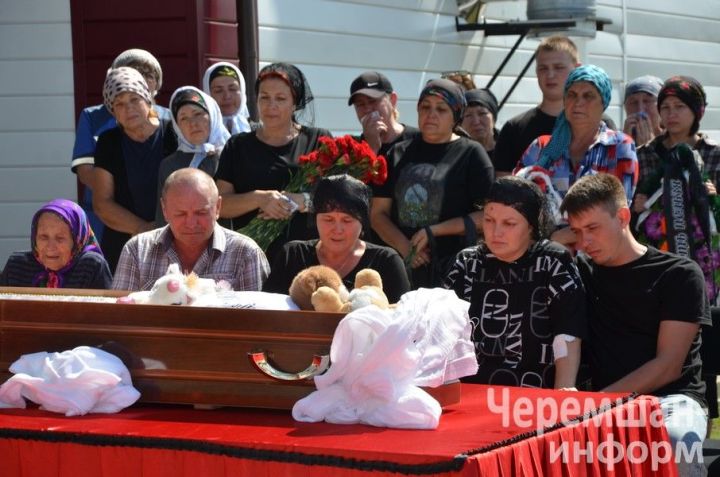 Түбән Камада һәлак булган биш яшьлек Еваны Яңа Элмәледә җирләделәр