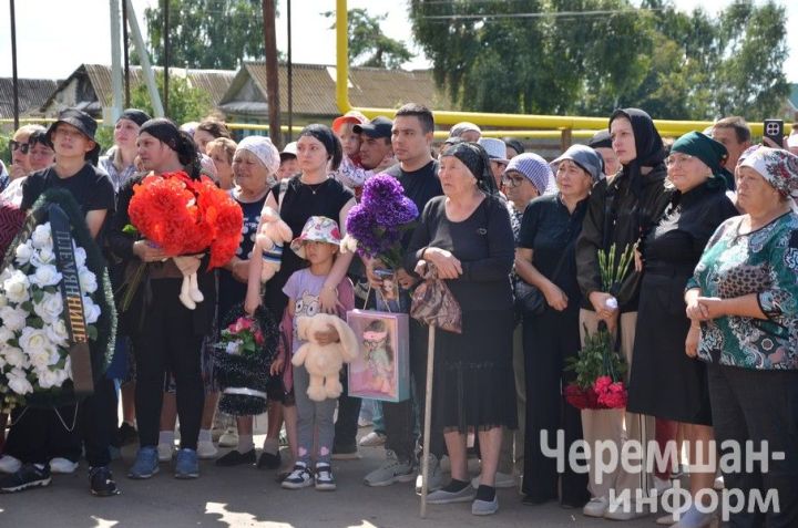 Түбән Камада һәлак булган биш яшьлек Еваны Яңа Элмәледә җирләделәр
