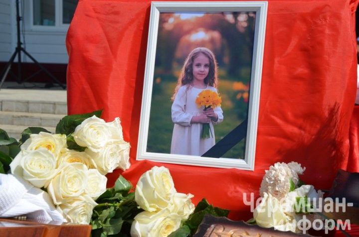 Түбән Камада һәлак булган биш яшьлек Еваны Яңа Элмәледә җирләделәр