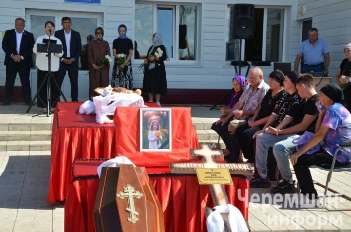 Түбән Камада һәлак булган биш яшьлек Еваны Яңа Элмәледә җирләделәр
