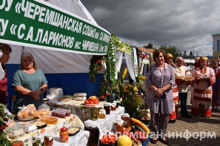 В Черемшане августовская педагогическая конференция стартовала благотворительной ярмаркой