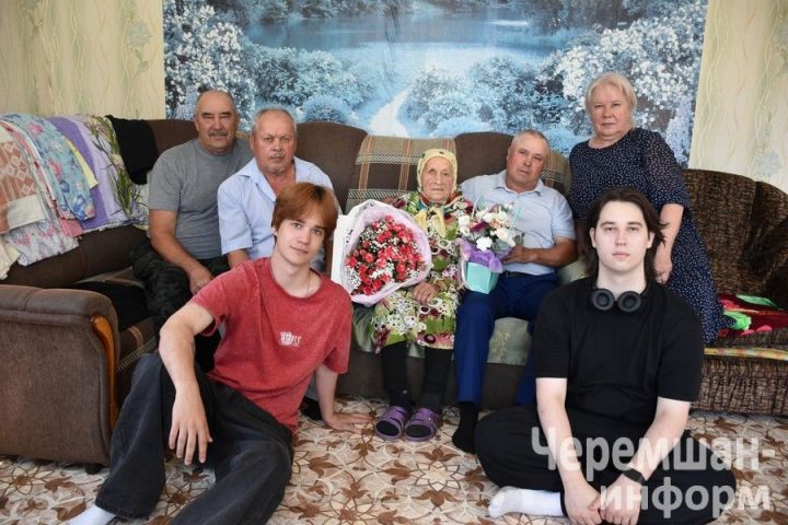 Сосновка авылыннан Ольга Дютина  90 яшендә дә тик торырга яратмый
