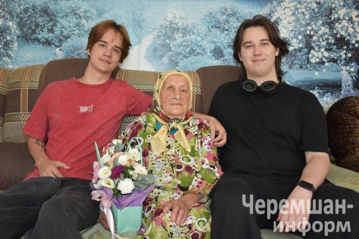 Ольга Дютина из Сосновки и в 90 лет не любит сидеть без дела