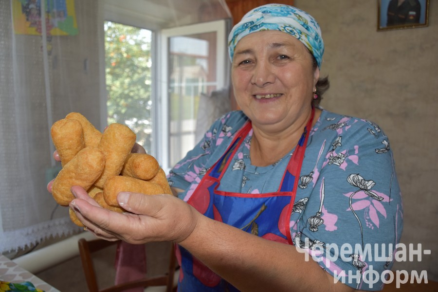 Раньше Рушания апа жарила бавырсаки на топленом конском жире, но сейчас он сильно подорожал, поэтому она смешивает его с растительным маслом.