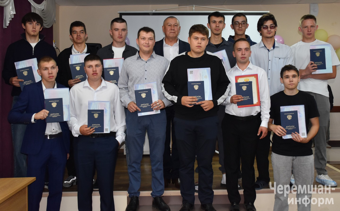 Быел 46 студент укып бетереп диплом алган Фото: Кадрия Гамирова
