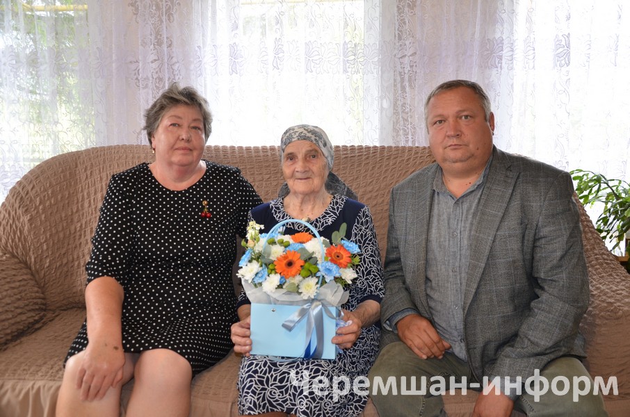 Беренче Май районына юллама белән килеп, Түбән Кармалкада гомерлек ярын тапкан Александра Гетманова 95 яшен тутырды: ИИ фото