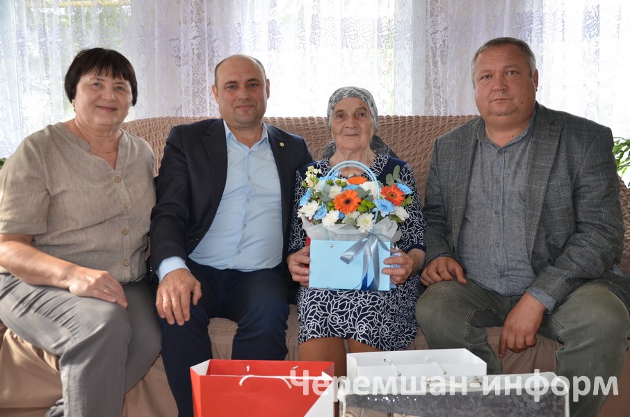 Беренче Май районына юллама белән килеп, Түбән Кармалкада гомерлек ярын тапкан Александра Гетманова 95 яшен тутырды: ИИ фото