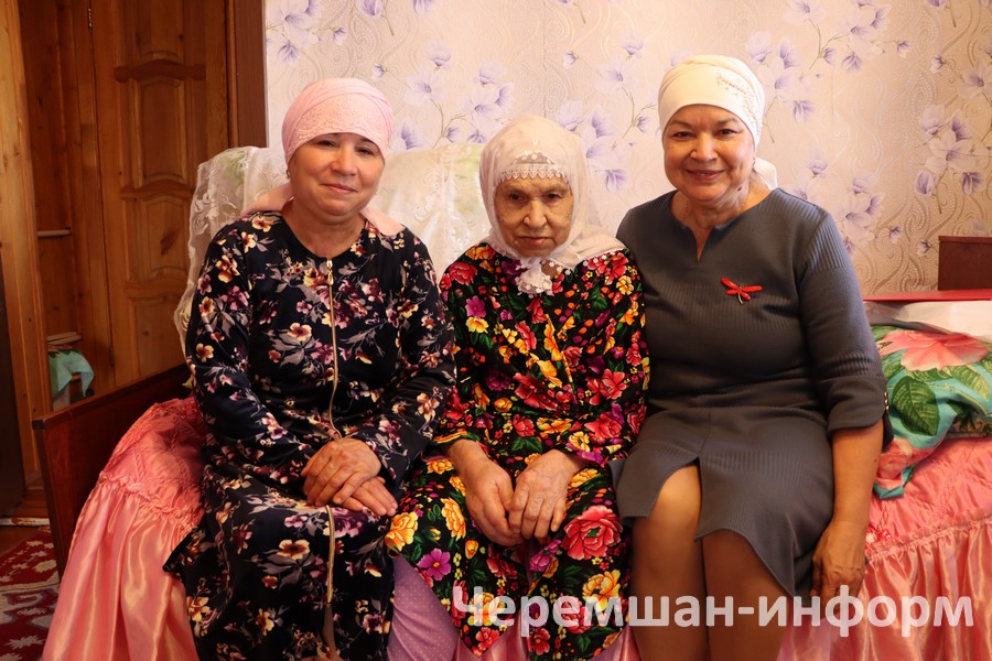  А когда наступает зима, закрывают дом и увозят мать в город: фото Гульсиры Шарифуллиной