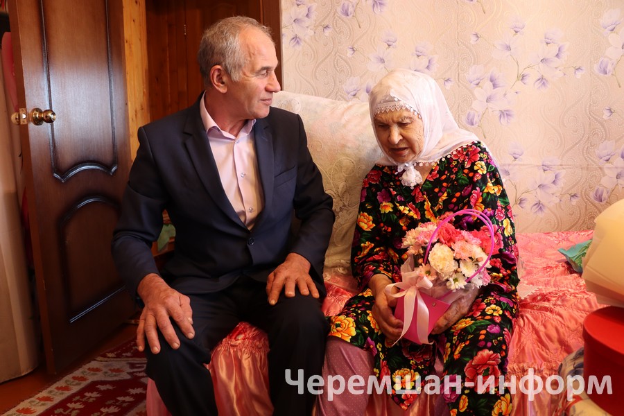 Она зачитала поздравительное письмо главы района, вручила цветы и подарок: фото Гульсиры Шарифуллиной