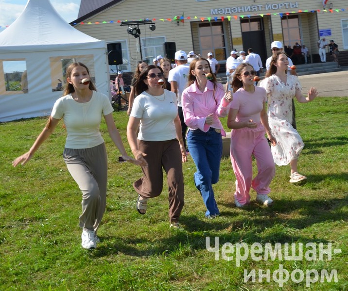 На площади жизнь кипела ключом: силачи соревновались в поднятии гирь, ловкачи бегали с яйцом в ложке. Фото: Кадрия Гамирова