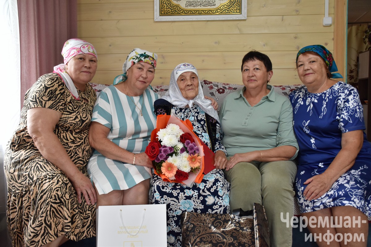Әкълимә апаның юбилеена балалары, туганнары җыелды. Фото: Кадрия Гамирова