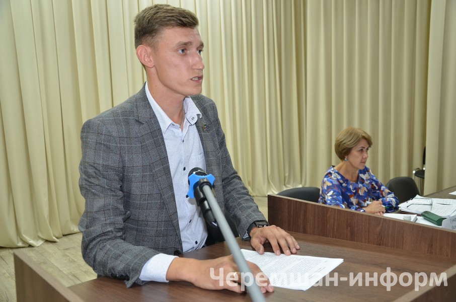 Авыл җирлеге башлыгы Илнар Мортазин халык җыенындагы чыгышында демография хәлләренә кагылышлы саннарга да туктады: фото Марат Гомәров