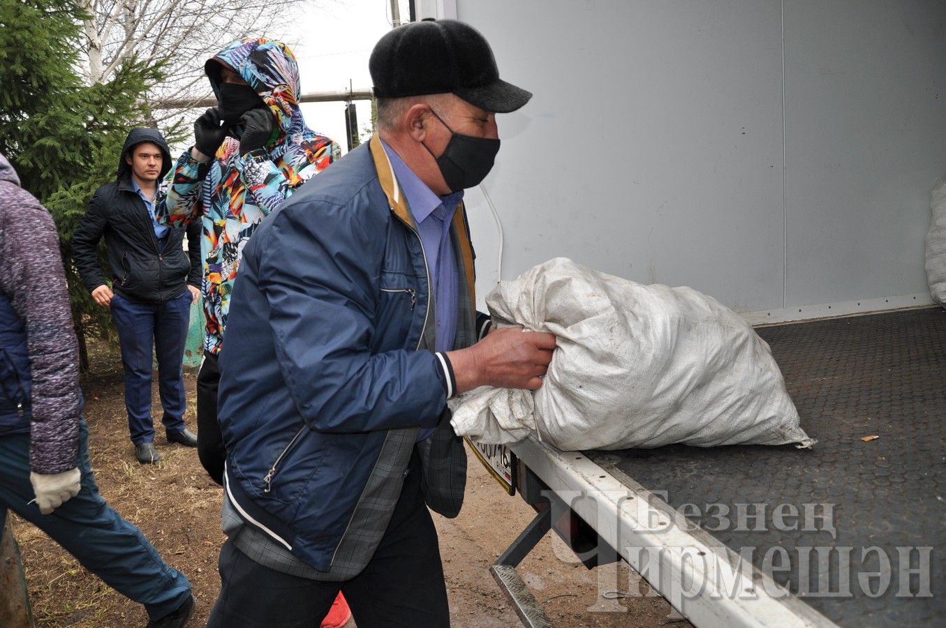 Черемшанцы отправили студентам около 3 тонн продуктов