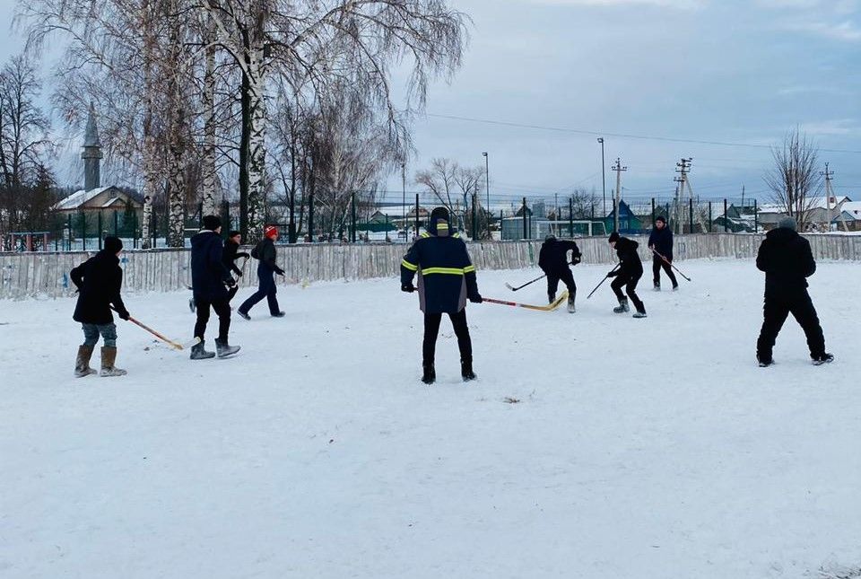 В Старом Кадееве Черемшанского района играли в хоккей «в валенках»