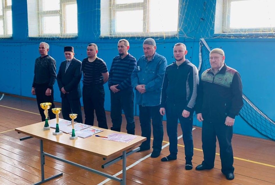 В Старом Кадееве Черемшанского района играли в хоккей «в валенках»