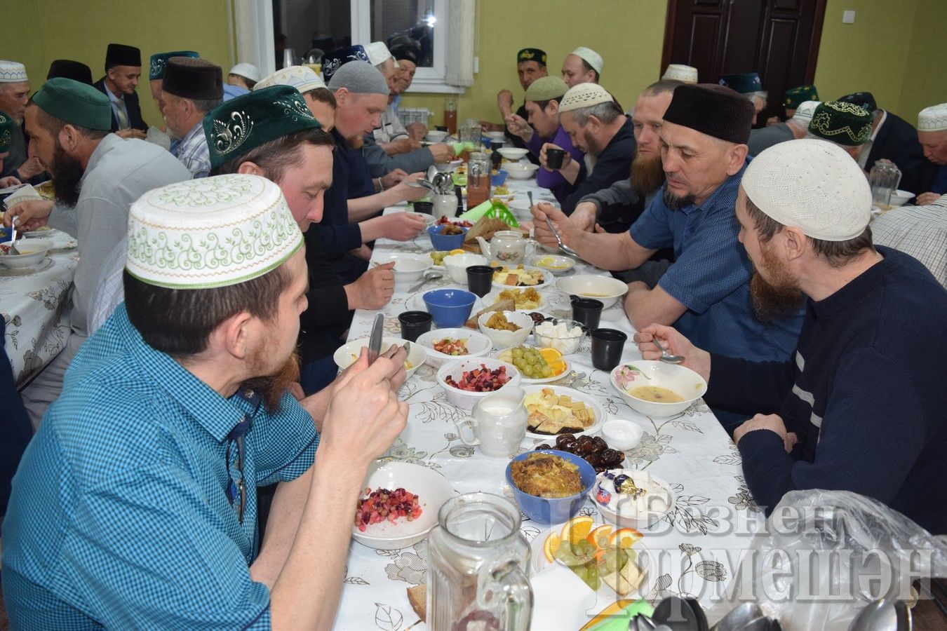 День поминок мусульман. Татарские поминки в кафе. Ифтар в чайхане. Стол на поминки у мусульман. Ифтар в Благодарном.