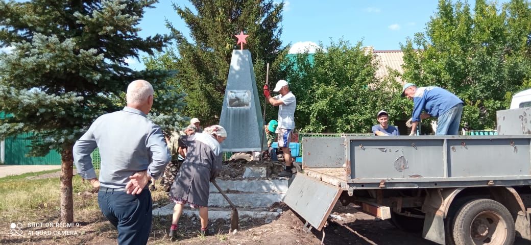 В деревне Старое Сережкино устанавливается новый памятник