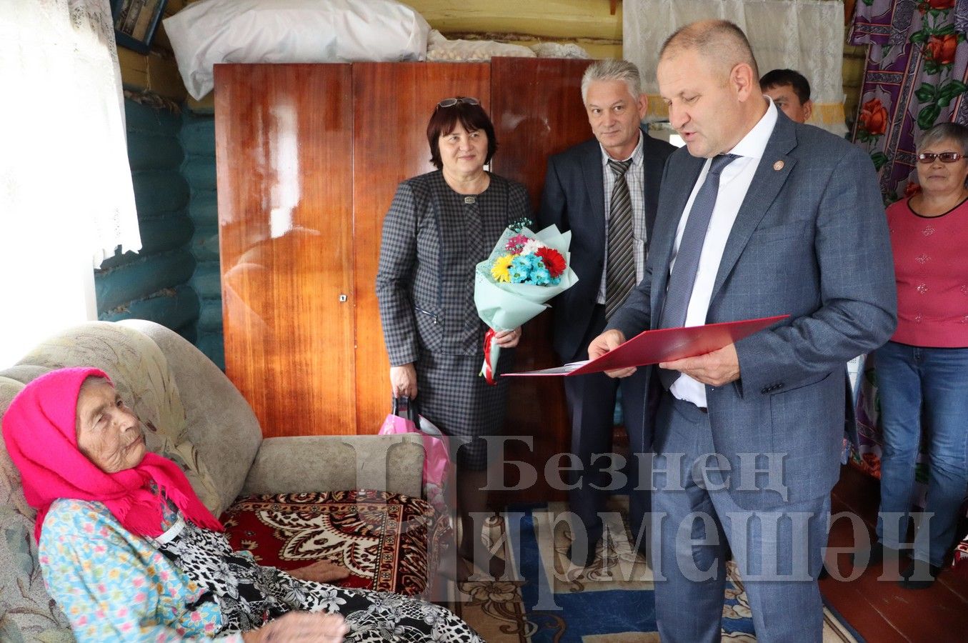 Гости поздравили долгожителя села Аккиреево