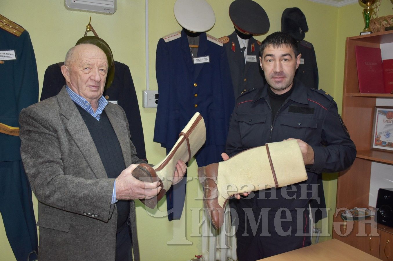 В музее отдела внутренних дел Черемшанского района хранится милицейская форма 75-летней давности