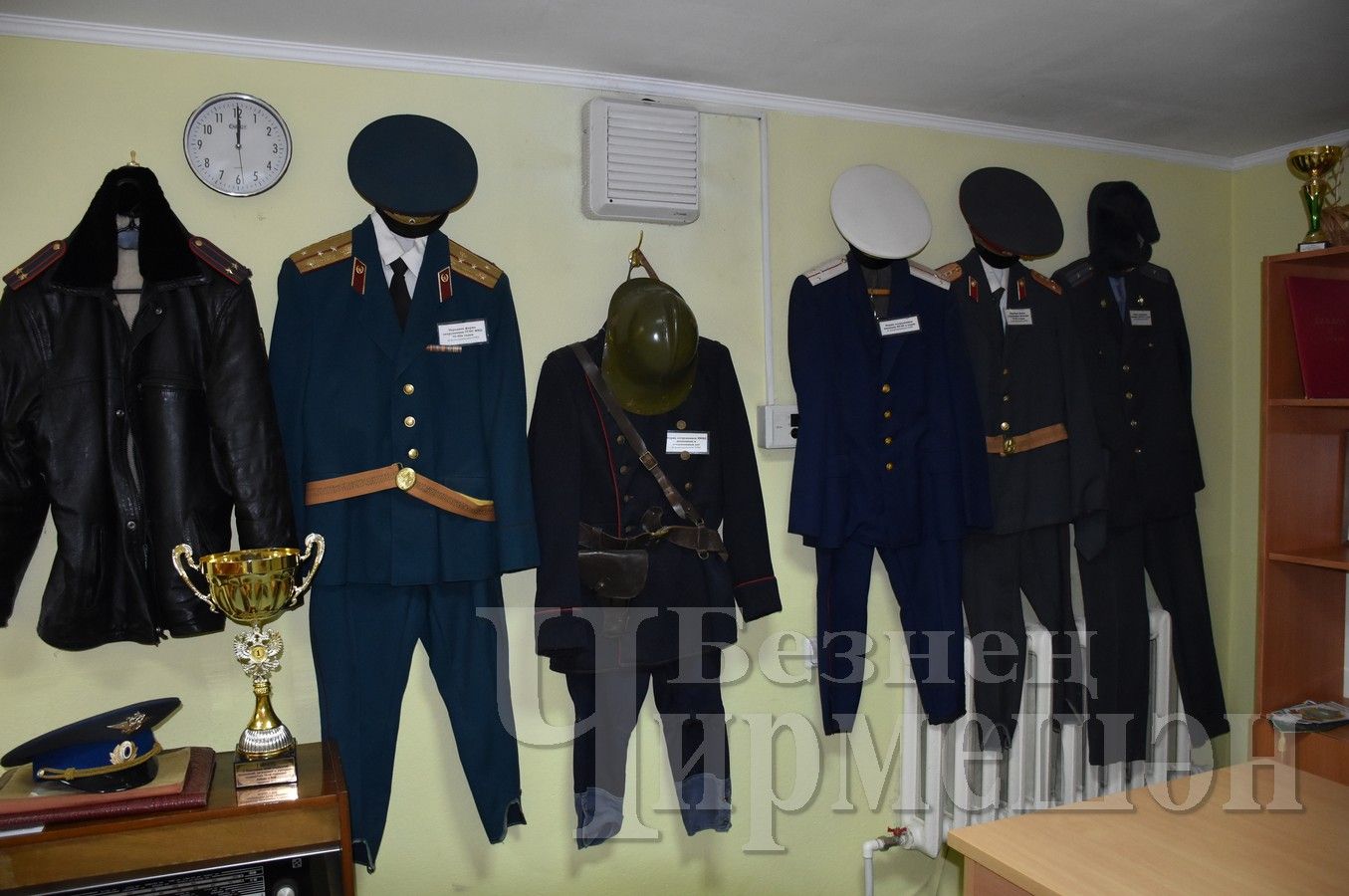 В музее отдела внутренних дел Черемшанского района хранится милицейская форма 75-летней давности