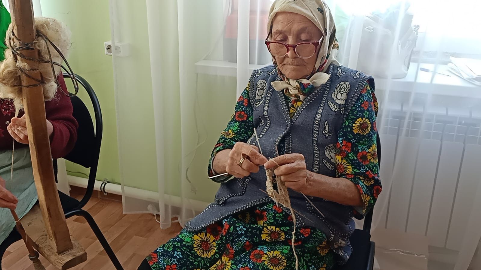 Аккиреевские бабушки вяжут носки для военных