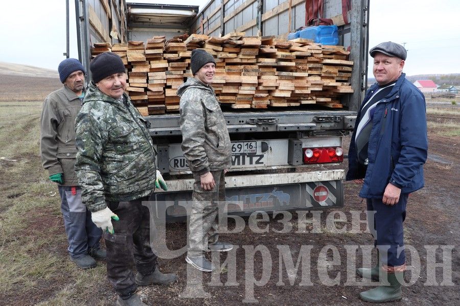Из Черемшанского района в Лисичанск отправили доски