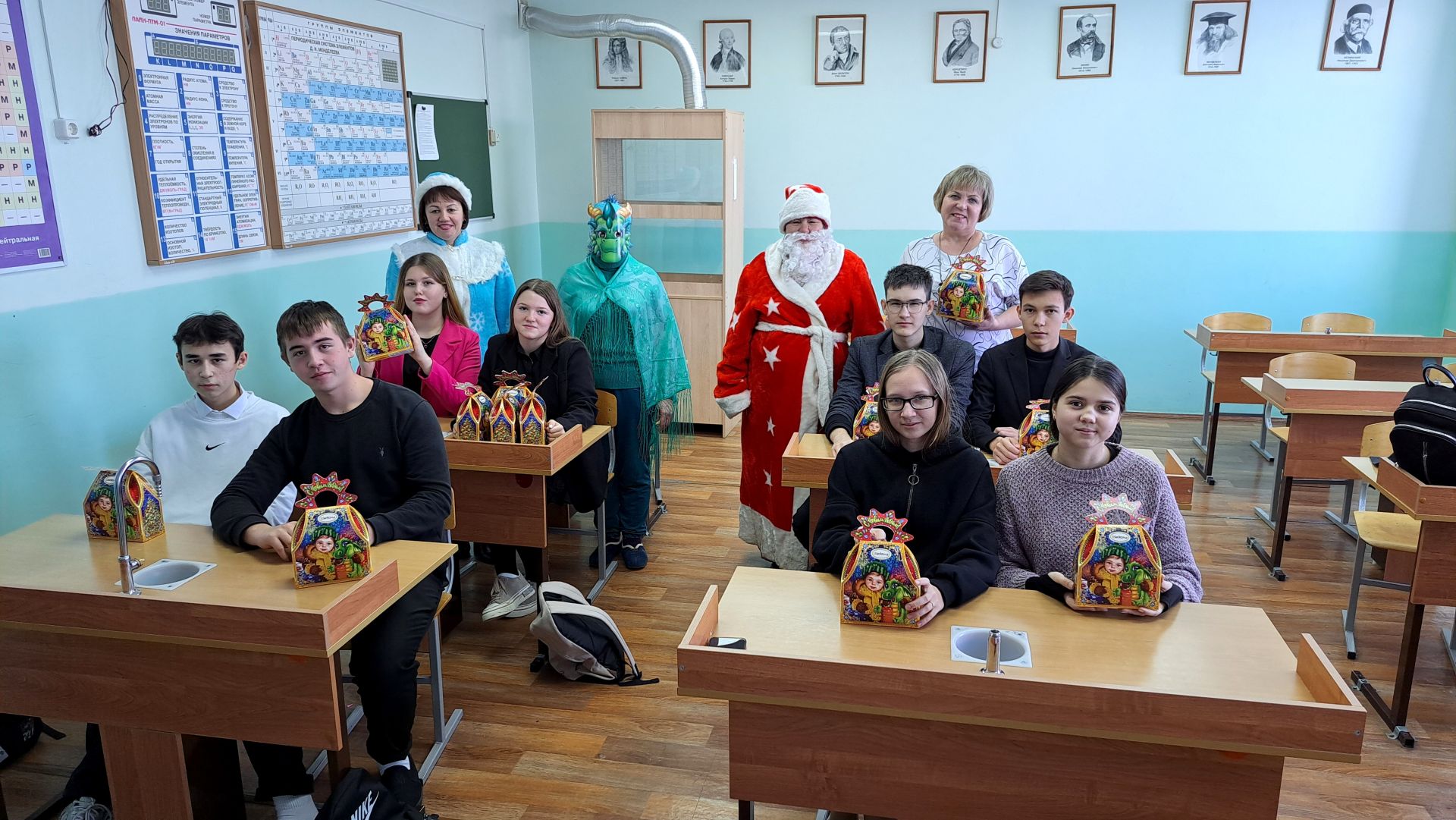 Рафаэль Шакиров прислал подарки учащимся Лашманской школы