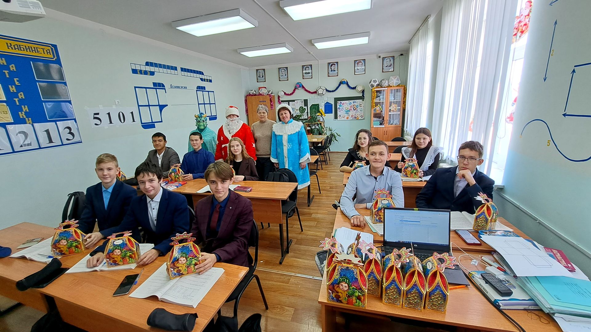 Рафаэль Шакиров прислал подарки учащимся Лашманской школы