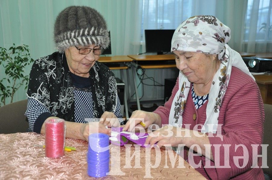 Черемшанские женщины вяжут шаль под песни