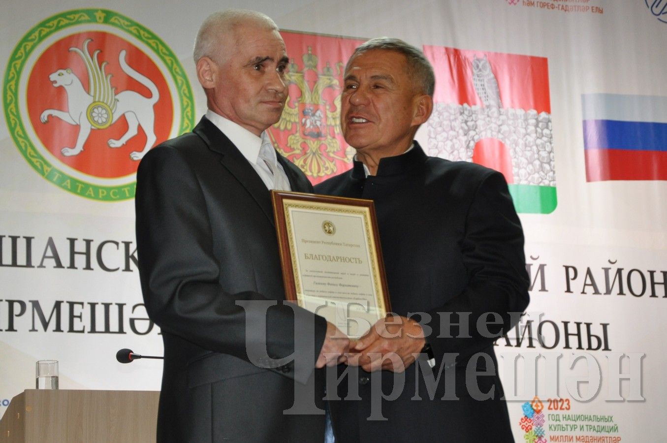 Раис Республики Татарстан Рустам Минниханов вручил черемшанцам награды