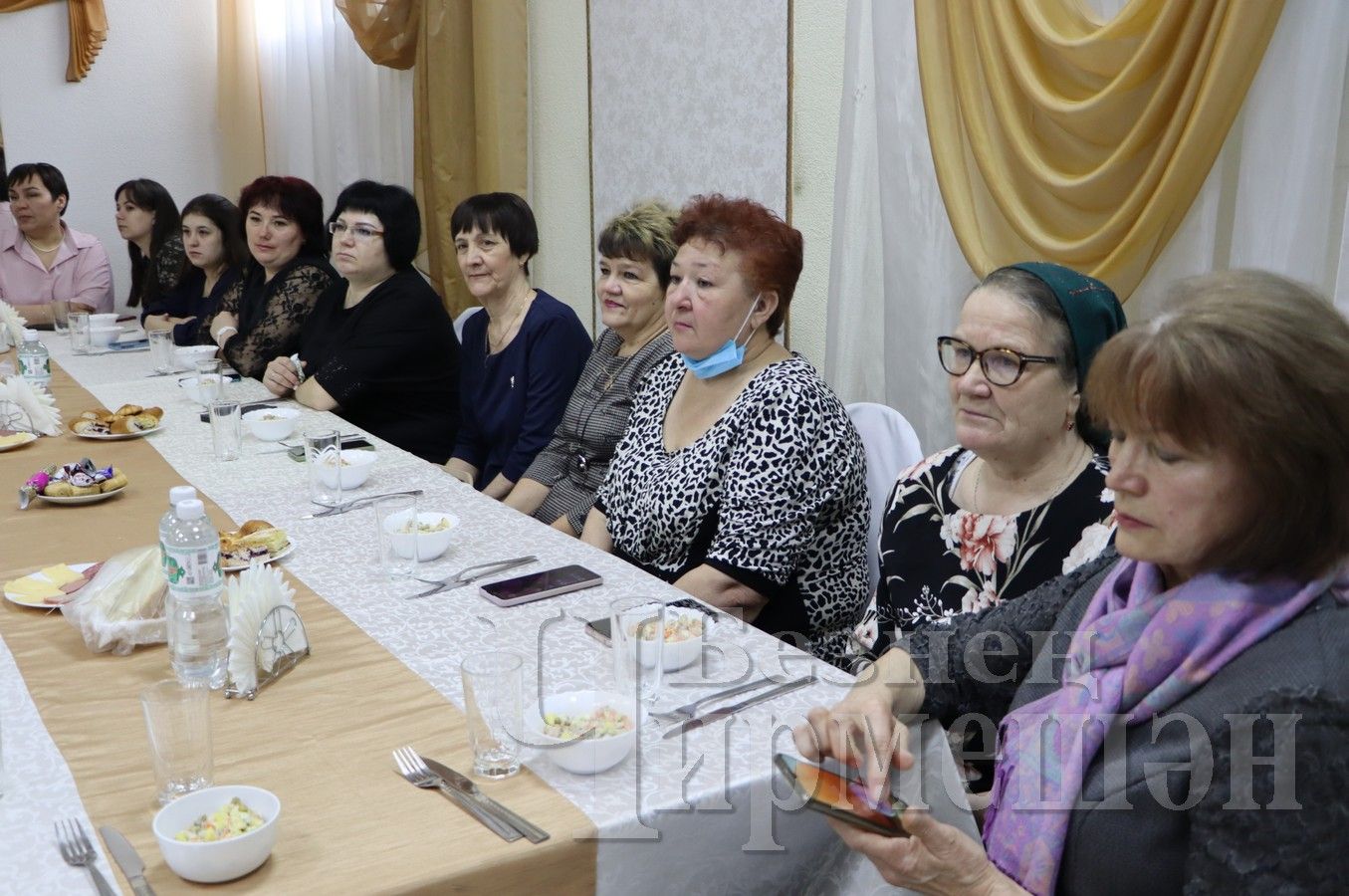 В Черемшане милых дам угощали на праздничном торжестве