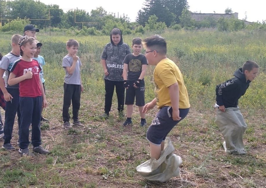 Чирмешәннең «Яшьтәш” клубында балчыктан эшләнмәләр ясарга өйрәтәләр