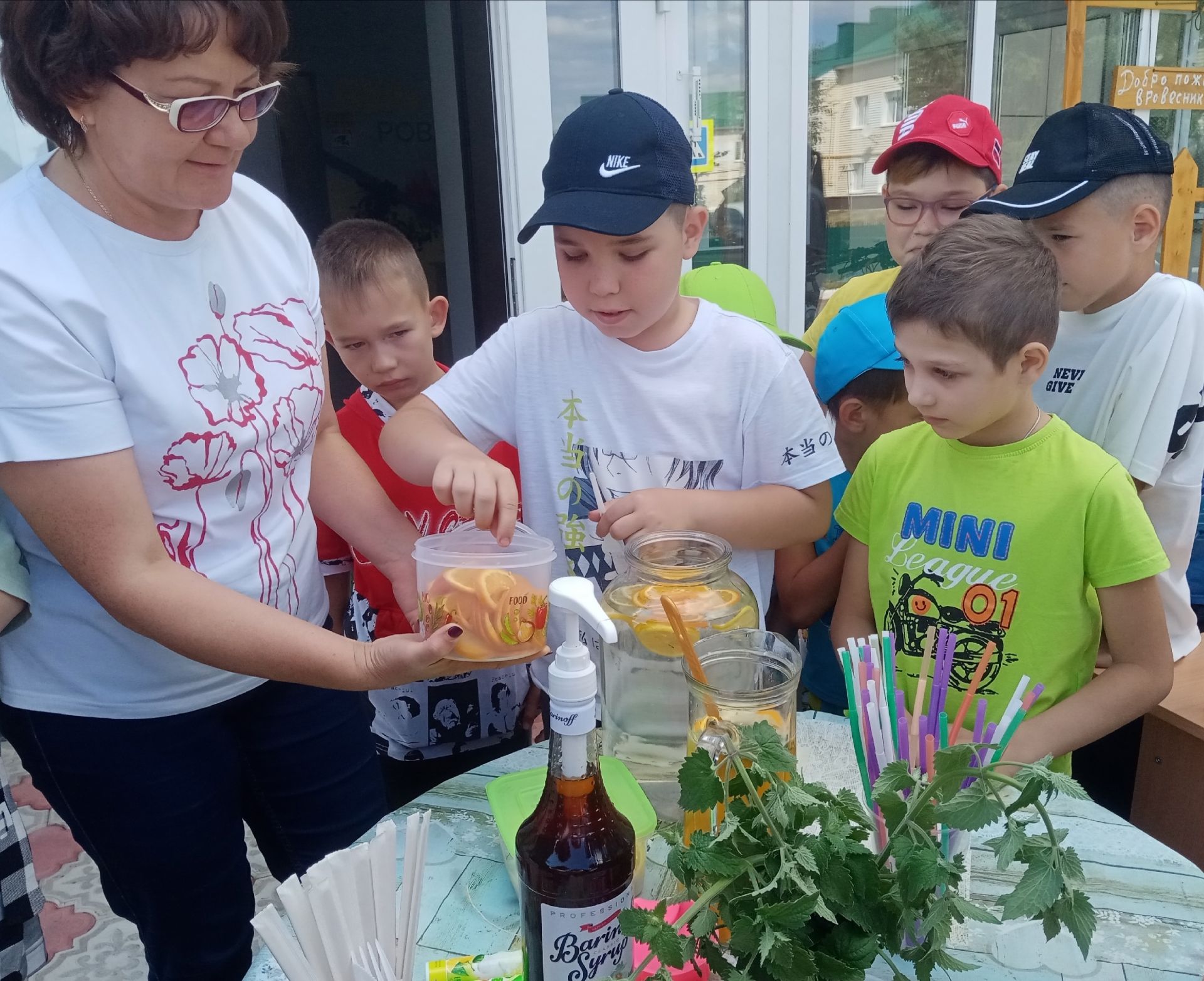 Чирмешәннең «Яшьтәш” клубында балчыктан эшләнмәләр ясарга өйрәтәләр