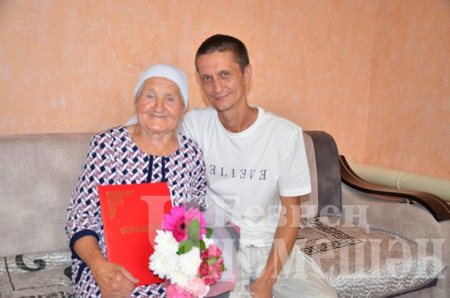 Марии Якуниной, которая помогла родится десяткам детей, исполнилось 90 лет
