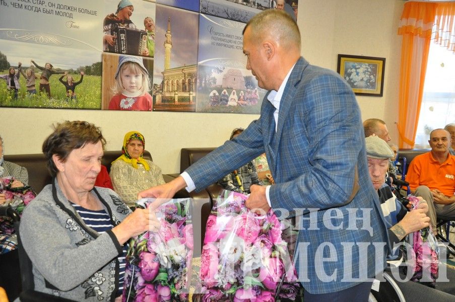 В Черемшанский дом-интернат для престарелых привезли подарки