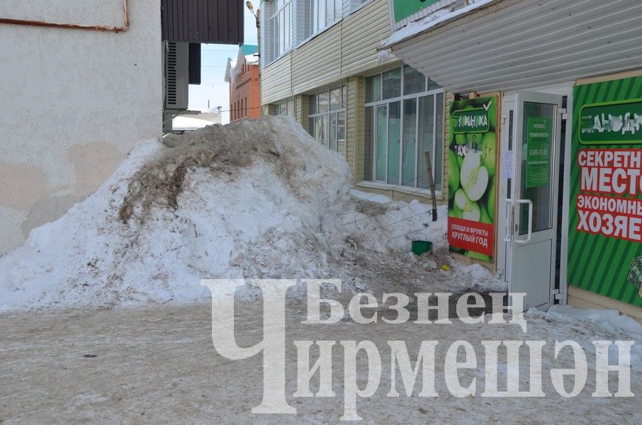 В Черемшане территории некоторых торговых центров завалены снегом