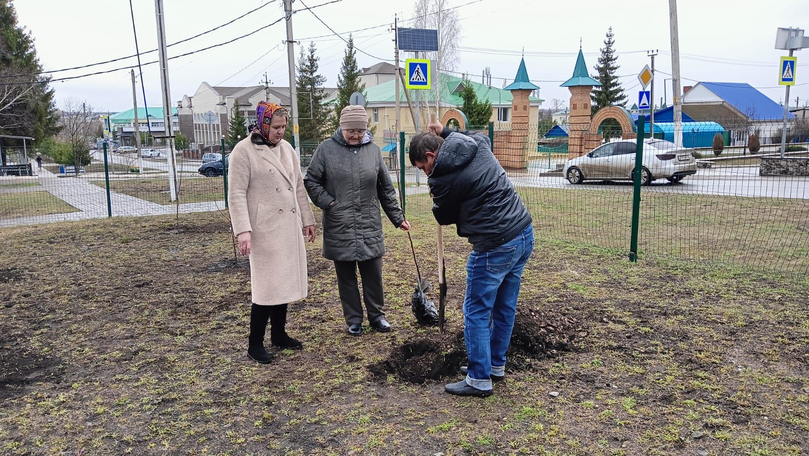 Коллектив Черемшанского детского сада «Ромашка» посадил яблони