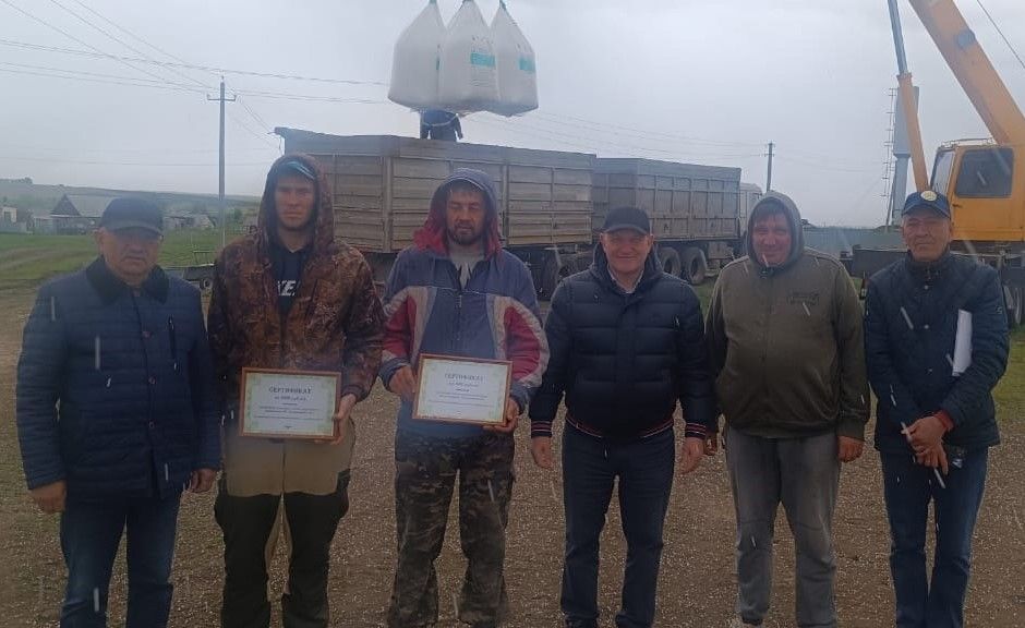 В Черемшанском районе передовых механизаторов награждают в поле