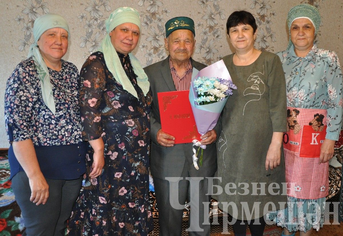 Тукай бистәсеннән Минәхмәт Амалетдинов бүләк мотоциклда 80 яшендә дә җилдергән