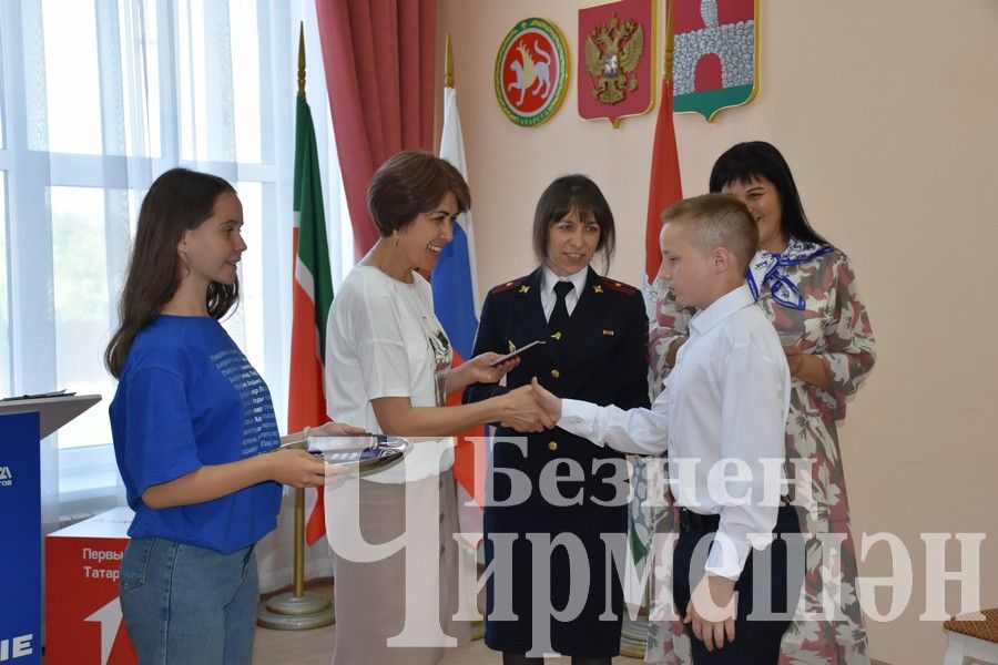 Чирмешәндә яшь гражданнарга Россия көне алдыннан паспортлар тапшырдылар