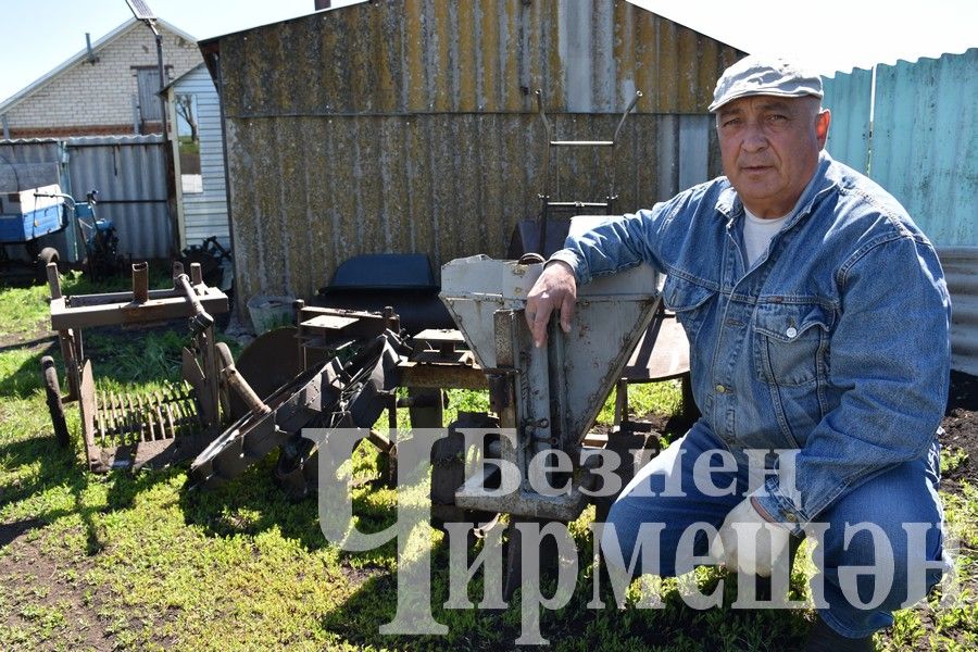 Азат Могыйнов үз хуҗалыгындагы күп эшләрне техникага “йөкләгән”