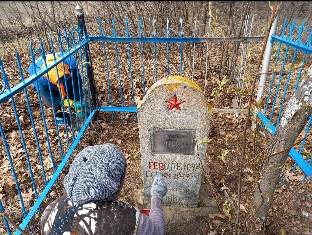 Утызимянцы ухаживают за могилой неизвестного солдата